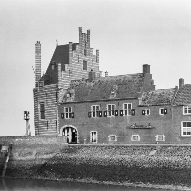 De walviskaak aan de Campveerse Toren in Veere (1952)