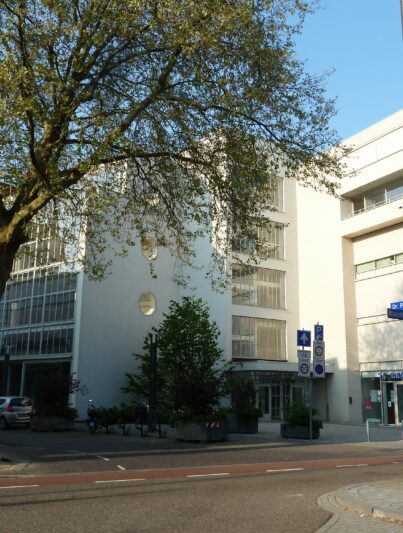 Het pand van het voormalige Warenhuis Kneepkens aan de Doctor Poelstraat in Heerlen