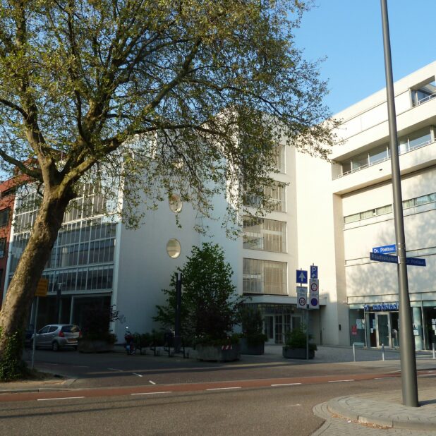 Het pand van het voormalige Warenhuis Kneepkens aan de Doctor Poelstraat in Heerlen