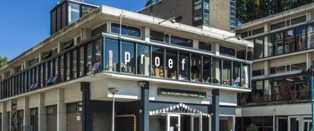 Het gebouw van de voormalige R.K. Nijverheidsschool aan de Gaasterlandstraat 3-5 in Amsterdam-Zuid