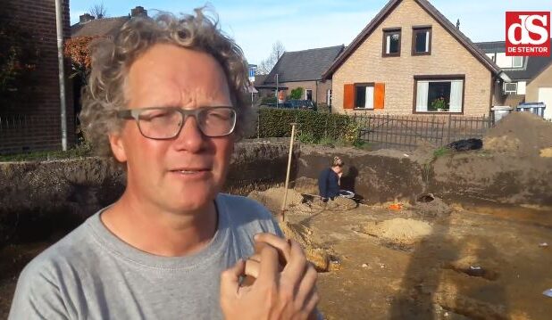 Archeoloog Kasper van den Berghe bij het archeologisch onderzoek aan de Elsweg in ApeldoornArcheoloog Kasper van den Berghe bij het archeologisch onderzoek aan de Elsweg in Apeldoorn
