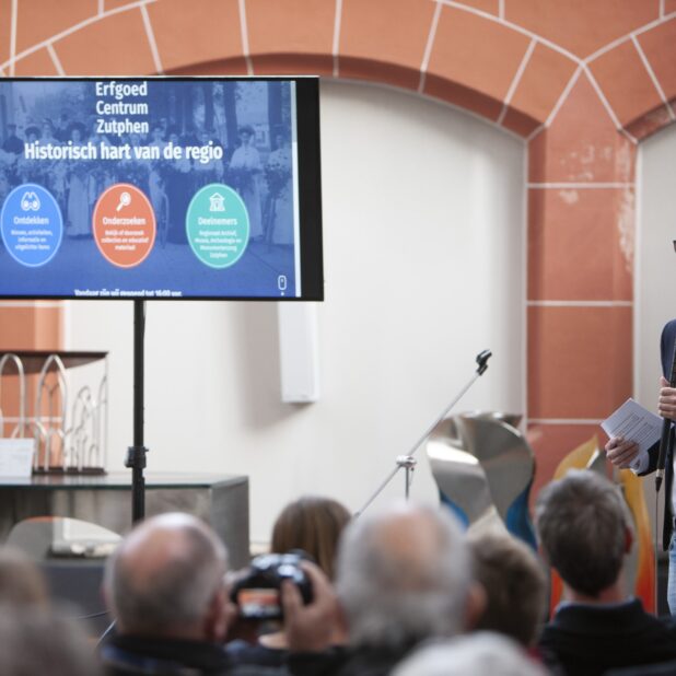 Bijeenkomst in de Walburgiskerk voor de lancering van het Erfgoedportal door het Erfgoed Centrum Zutphen Bijeenkomst in de Walburgiskerk voor de lancering van het Erfgoedportal door het Erfgoed Centrum Zutphen