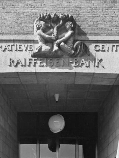 Het bovenste deel van de poort met reliëfs van het hoofdkantoor van de Raiffeisenbank