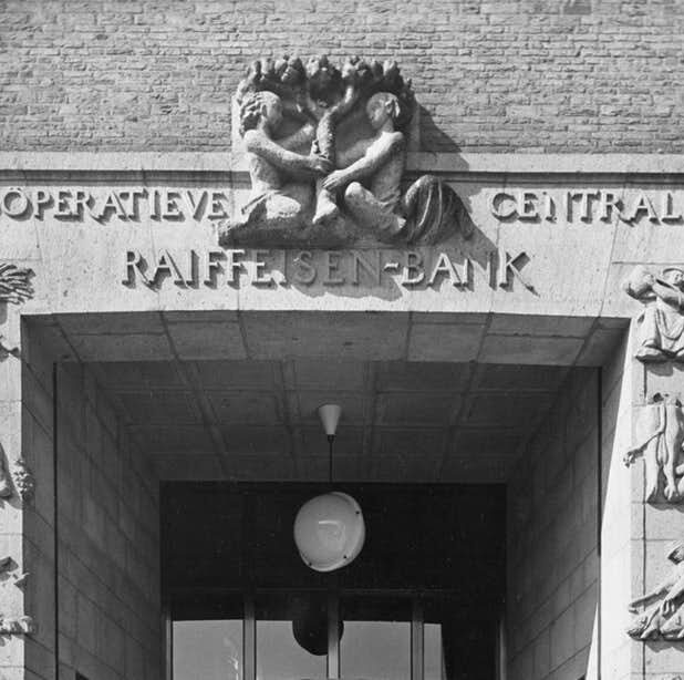 Het bovenste deel van de poort met reliëfs van het hoofdkantoor van de Raiffeisenbank