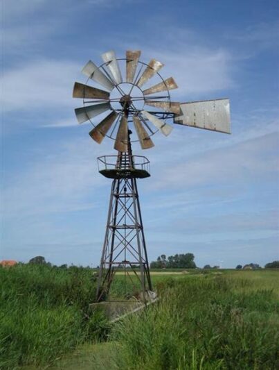 De Amerikaanse windmotor in Ysbrechtum voor de renovatie (2007)
