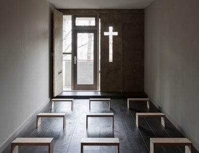 Interieur van het Kleiklooster in de Bijlmer