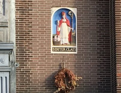De gevelsteen met Sinterklaas en een vat met drie kinderen