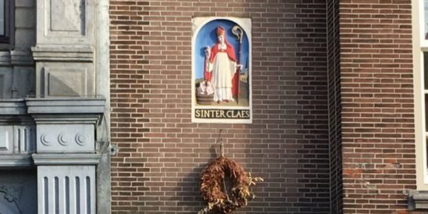 De gevelsteen met Sinterklaas en een vat met drie kinderen