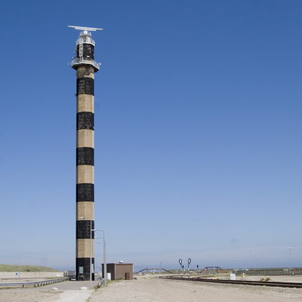 De vuurtoren op de Maasvlakte