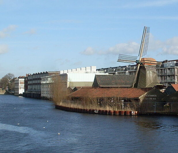 Houtzaagmolen De Otter aan de Kostverlorenvaart in Amsterdam (2014)