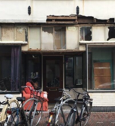 De winkelpui van Hogewoerd 116 in Leiden na het verwijderen van de beplating Foto: via Erfgoed Leiden