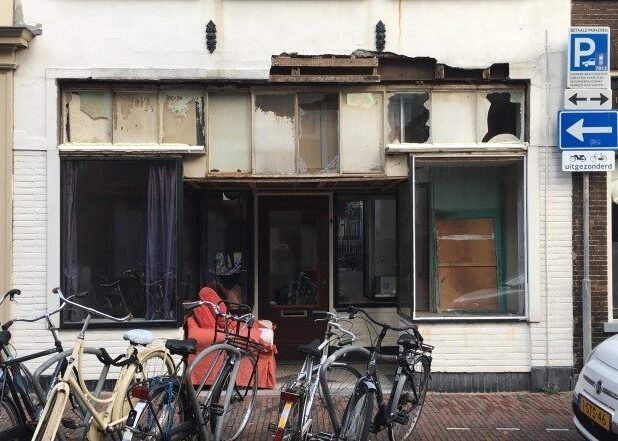 De winkelpui van Hogewoerd 116 in Leiden na het verwijderen van de beplating Foto: via Erfgoed Leiden