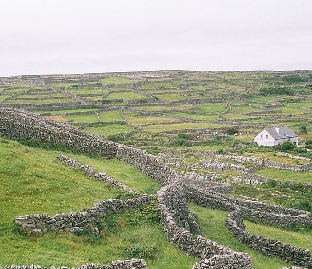 Het landschap van Inis Óirr, het kleinste eiland van de Araneilanden