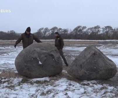 De twee zwerfkeien op Texel