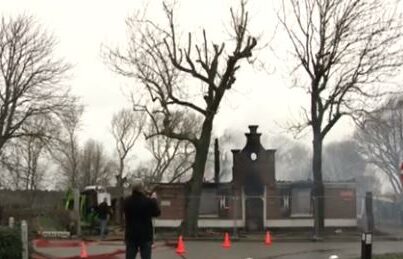 De afgebrande stolpboerderij van restaurant Nieuw Westert in Egmond-Binnen