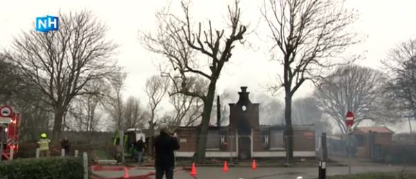 De afgebrande stolpboerderij van restaurant Nieuw Westert in Egmond-Binnen