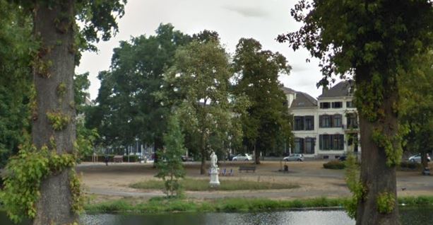 Eén van de beelden op de Eusebiusbuitensingel in Arnhem Beeld: via Google Street View