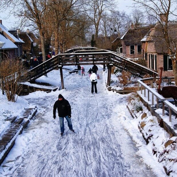 Schaatsen in Giethoorn Foto: Michel_van_der_Vegt via Pixabay CC0