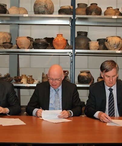 Ondertekening samenwerkingsovereenkomst door Johannes Kramer, Henk Staghouwer en Cees Bijl