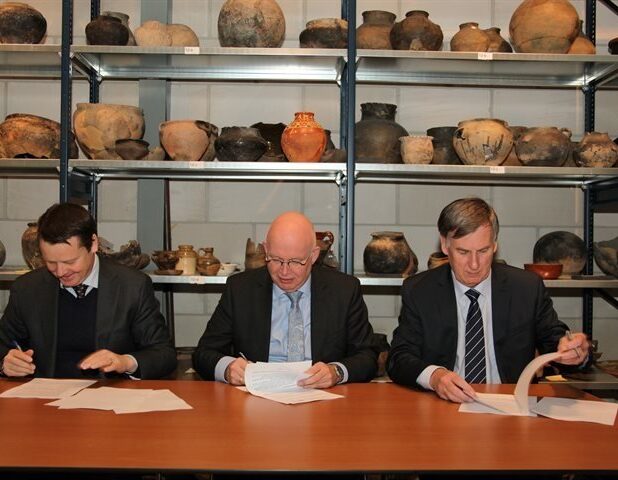 Ondertekening samenwerkingsovereenkomst door Johannes Kramer, Henk Staghouwer en Cees Bijl