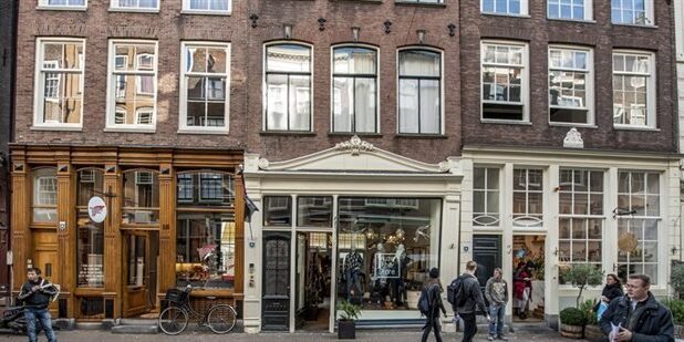 Historische winkelpuien aan de Reestraat in Amsterdam