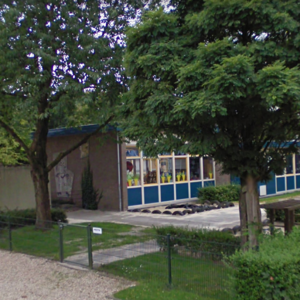 School Apeldoorn met kunstwerk op de zijgevel