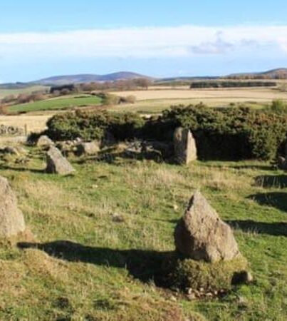 De nagemaakte steencirkel in Leochel-Cushnie, Schotland