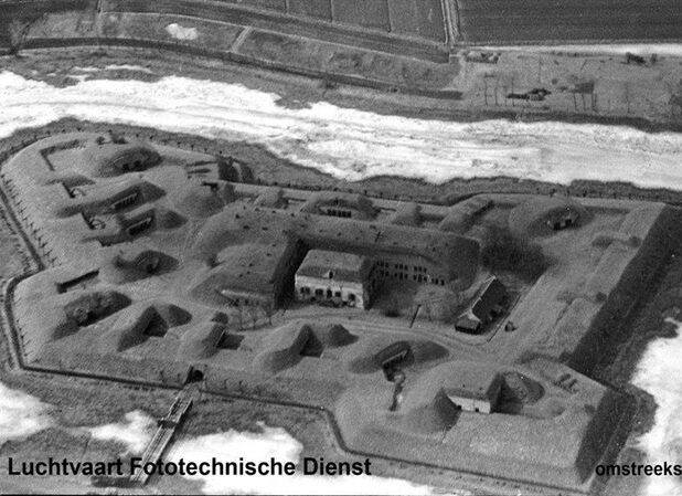 Fort Prins Frederik op Ooltgensplaat omstreeks 1930