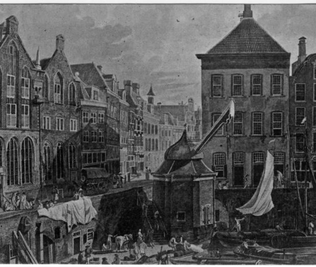 Gezicht op de Oudegracht bij de Stadhuisbrug, met in het midden de stadskraan