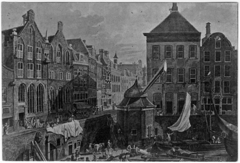 Gezicht op de Oudegracht bij de Stadhuisbrug, met in het midden de stadskraan