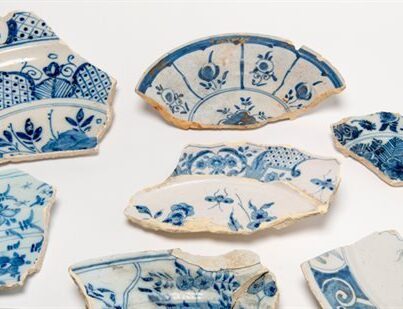 Fragmenten van Amsterdamse faience borden