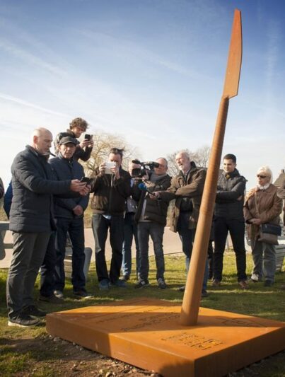 Gedeputeerde Hans Teunissen en wethouder Robert Martens onthullen de Archeo Route in de gemeente Leudal