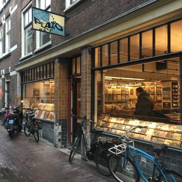 De pui van platenzaak Plato Leiden nadat de tegels zijn ontdaan van verf