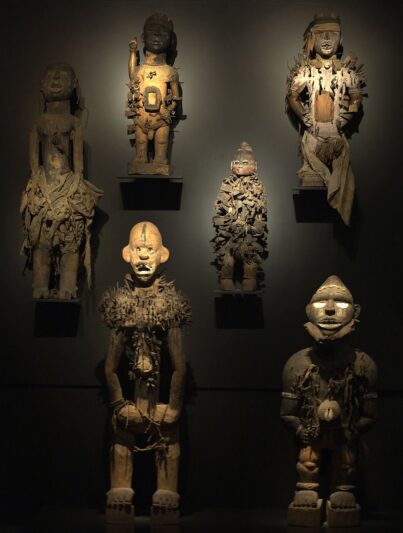 Referentiebeeld: Nkisi nkondi uit Centraal-Afrika (1880-1900) in het Leidse Museum Volkenkunde