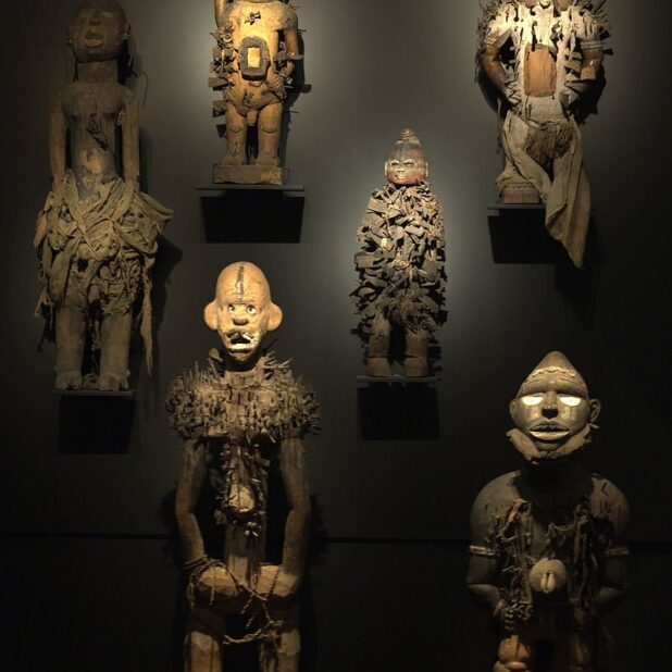 Referentiebeeld: Nkisi nkondi uit Centraal-Afrika (1880-1900) in het Leidse Museum Volkenkunde