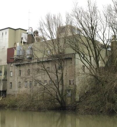 De voormalige meelfabriek aan de Waaldijk in Leeuwen