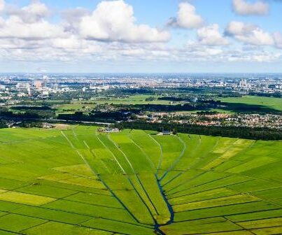Luchtfoto van gemeente Ouder-Amstel, met in beeld polder De Ronde Hoep
