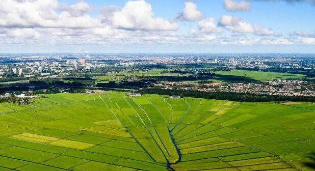 Luchtfoto van gemeente Ouder-Amstel, met in beeld polder De Ronde Hoep