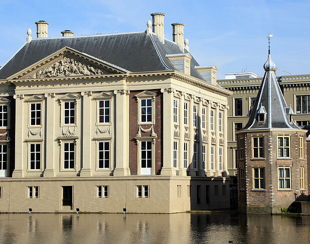Het Torentje in Den Haag, met links het Mauritshuis