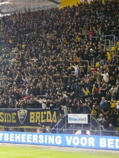 NAC-supporters op de B-side van het Rat Verlegh Stadion in Breda (2009)