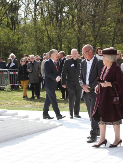 Prinses Beatrix, als beschermvrouwe van Erfgoedvereniging Heemschut, verrichtte de onthulling van het tegelreliëf van Ad Dekkers