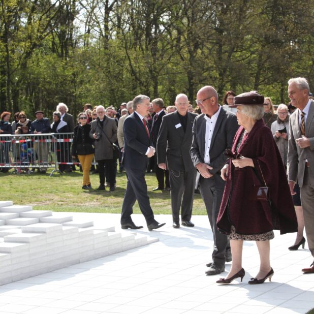 Prinses Beatrix, als beschermvrouwe van Erfgoedvereniging Heemschut, verrichtte de onthulling van het tegelreliëf van Ad Dekkers