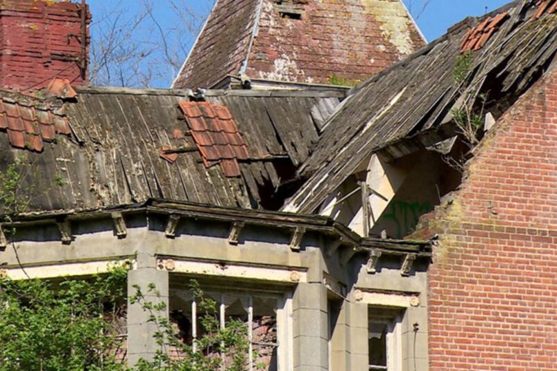 Referentiebeeld: Het dak van Het Hoompje in Sluis is deels ingestort