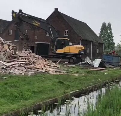 De statige boerderijwoning aan de Overschieseweg wordt gesloopt