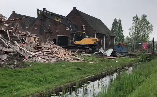 De statige boerderijwoning aan de Overschieseweg wordt gesloopt