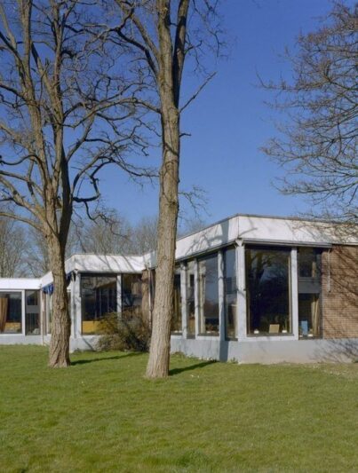Rijksmonumentale openbare school in Nagele, ontworpen door Aldo E. van Eyck en H.P.D. van Ginkel