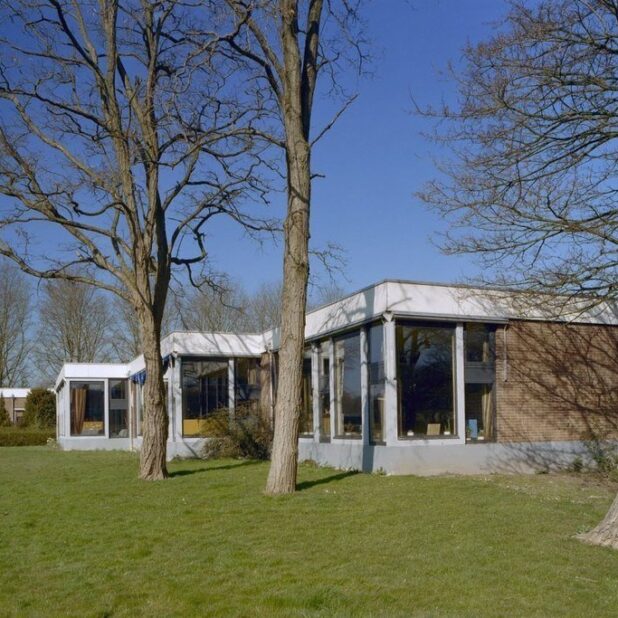 Rijksmonumentale openbare school in Nagele, ontworpen door Aldo E. van Eyck en H.P.D. van Ginkel