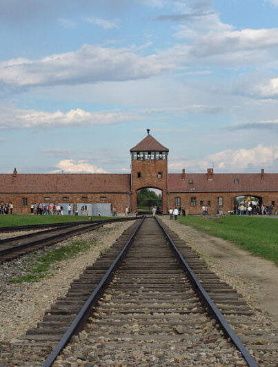 De toegangspoort van Auschwitz-Birkenau (2006)