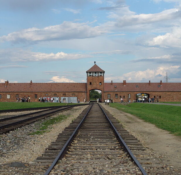 De toegangspoort van Auschwitz-Birkenau (2006)