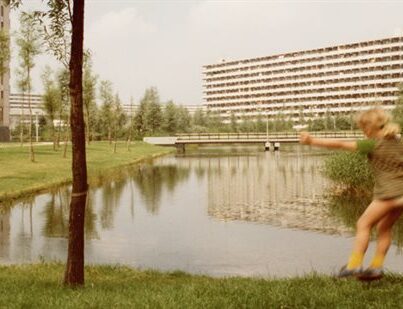 Spelende kinderen in de pas opgeleverde Bijlmermeer Foto: via Stadsarchief Amsterdam